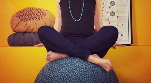 5 Reasons to Use a Yoga Ball in Your Office